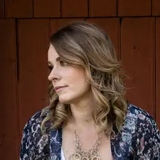 Ouve Justine Chantale, vê vídeos de música, lê a biografia, vê as datas da digressão e muito mais!