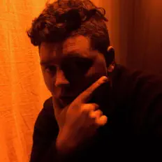 Ouça Graffiti, assista a videoclipes, leia a biografia, veja as datas das turnês e mais!