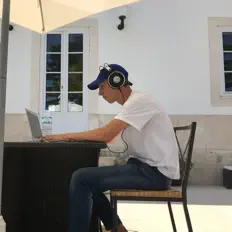 Lukas Onrustを聴いたり、ミュージックビデオを鑑賞したり、経歴やツアー日程などを確認したりしましょう！