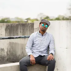 Escucha a Derrell, mira vídeos musicales, lee la biografía, consulta fechas de giras y mucho más.