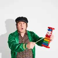 undefined dinle, müzik videolarını izle, biyografisini oku, tur tarihlerini ve daha fazlasını gör!