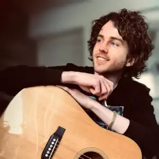 Daniel Clarkを聴いたり、ミュージックビデオを鑑賞したり、経歴やツアー日程などを確認したりしましょう！