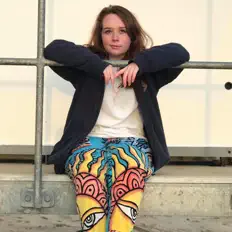 Ascolta Ellie Timlin, guarda video musicali, leggi la biografia, vedi le date del tour & altro!