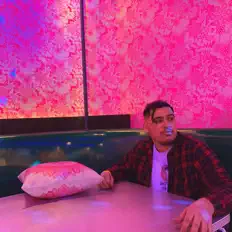 Poslechněte si interpreta CosGod, sledujte hudební videa, přečtěte si životopis, podívejte se na data turné a další informace.