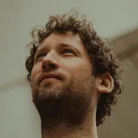 Hör dir undefined an, schau dir Musikvideos an, lies die Biografie, finde Tourdaten und mehr!