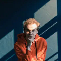 Poslechněte si interpreta DK-Night, sledujte hudební videa, přečtěte si životopis, podívejte se na data turné a další informace.