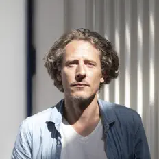 收听 Yul、观看音乐视频、阅读小传、查看巡演日期等 ！