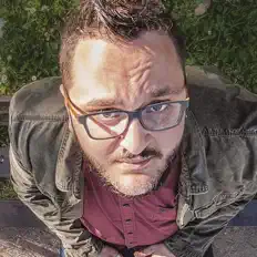 Dimitriを聴いたり、ミュージックビデオを鑑賞したり、経歴やツアー日程などを確認したりしましょう！