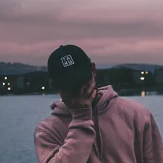 Ouve Darius, vê vídeos de música, lê a biografia, vê as datas da digressão e muito mais!