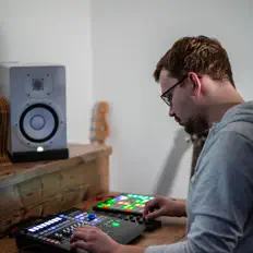 PaetGigを聴いたり、ミュージックビデオを鑑賞したり、経歴やツアー日程などを確認したりしましょう！