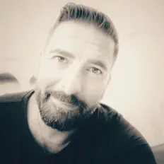 Poslechněte si interpreta Solli, sledujte hudební videa, přečtěte si životopis, podívejte se na data turné a další informace.