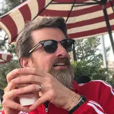 聆聽 Dronalarium、觀看音樂影片、閱讀小傳、查看巡演日期等！