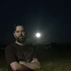 Crimson Ravenを聴いたり、ミュージックビデオを鑑賞したり、経歴やツアー日程などを確認したりしましょう！