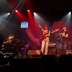 收听 GrooveHub、观看音乐视频、阅读小传、查看巡演日期等 ！