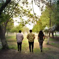 聆聽 Lost In Paradise、觀看音樂影片、閱讀小傳、查看巡演日期等！