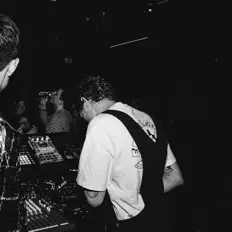 Neo Sū을(를) 듣고, 뮤직 비디오를 보고, 약력을 읽고, 투어 일정 등을 확인하세요!