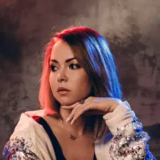 Poslechněte si interpreta Tali Lenner, sledujte hudební videa, přečtěte si životopis, podívejte se na data turné a další informace.