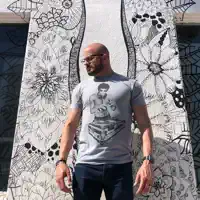 undefinedを聴いたり、ミュージックビデオを鑑賞したり、経歴やツアー日程などを確認したりしましょう！
