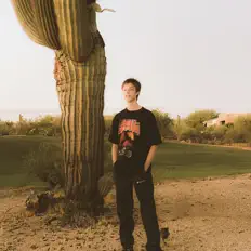 Shuttleを聴いたり、ミュージックビデオを鑑賞したり、経歴やツアー日程などを確認したりしましょう！