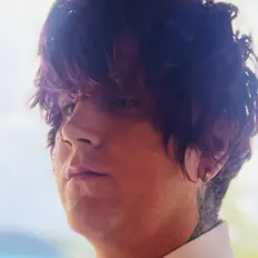 聆聽 Wesx、觀看音樂影片、閱讀小傳、查看巡演日期等！