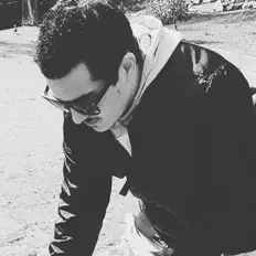 Zefroniacを聴いたり、ミュージックビデオを鑑賞したり、経歴やツアー日程などを確認したりしましょう！