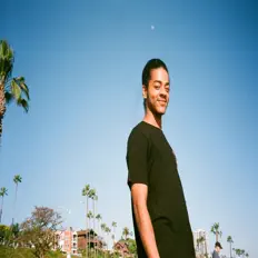 CarltonSoloを聴いたり、ミュージックビデオを鑑賞したり、経歴やツアー日程などを確認したりしましょう！