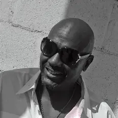 Mr. Whoを聴いたり、ミュージックビデオを鑑賞したり、経歴やツアー日程などを確認したりしましょう！