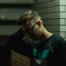 Hör dir Yamaneko an, schau dir Musikvideos an, lies die Biografie, finde Tourdaten und mehr!