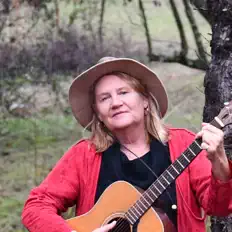 Écoutez Sara Hoxie, regardez des vidéoclips, lisez la biographie, consultez les dates de tournée et plus encore !