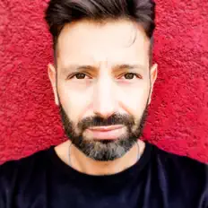 Toniia सुनें, म्यूज़िक वीडियो देखें, बायो पढ़ें, दौरे की तारीखें और बहुत कुछ देखें!
