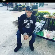 Quizzを聴いたり、ミュージックビデオを鑑賞したり、経歴やツアー日程などを確認したりしましょう！