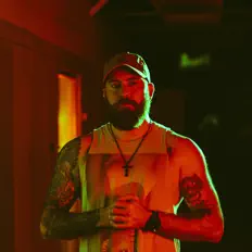 Set Me Freeを聴いたり、ミュージックビデオを鑑賞したり、経歴やツアー日程などを確認したりしましょう！