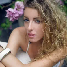 Poslechněte si interpreta Tania Paz, sledujte hudební videa, přečtěte si životopis, podívejte se na data turné a další informace.