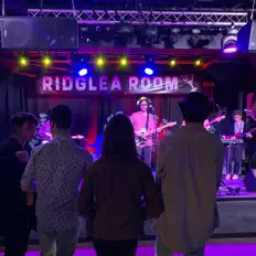 收听 Top Shelf、观看音乐视频、阅读小传、查看巡演日期等 ！