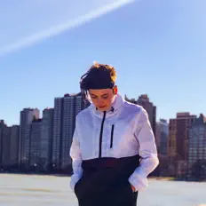 聆聽 Lil Bino、觀看音樂影片、閱讀小傳、查看巡演日期等！