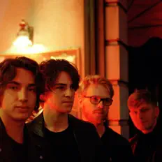 聆聽 The Stone Birds、觀看音樂影片、閱讀小傳、查看巡演日期等！