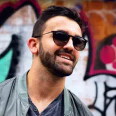 Escucha a Chris Starr, mira videos musicales, lee su biografía, consulta las fechas de las gira y más.