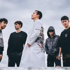 Ouça Middle Lane, assista a videoclipes, leia a biografia, veja as datas das turnês e mais!