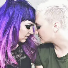 Hör dir Unsung Lilly an, schau dir Musikvideos an, lies die Biografie, finde Tourdaten und mehr!