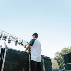 Hevenを聴いたり、ミュージックビデオを鑑賞したり、経歴やツアー日程などを確認したりしましょう！