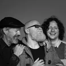 Hör dir Albi & The Wolves an, schau dir Musikvideos an, lies die Biografie, finde Tourdaten und mehr!