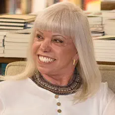 Helena Martinsを聴いたり、ミュージックビデオを鑑賞したり、経歴やツアー日程などを確認したりしましょう！