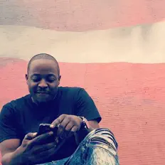 聆聽 IamUnknown、觀看音樂影片、閱讀小傳、查看巡演日期等！