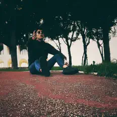 聆聽 Woody、觀看音樂影片、閱讀小傳、查看巡演日期等！