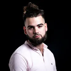 Skaiを聴いたり、ミュージックビデオを鑑賞したり、経歴やツアー日程などを確認したりしましょう！