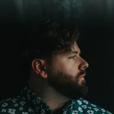 Ouve Michael Glenn, vê vídeos de música, lê a biografia, vê as datas da digressão e muito mais!