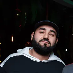 Poslechněte si interpreta GAZO GAZ, sledujte hudební videa, přečtěte si životopis, podívejte se na data turné a další informace.