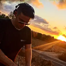 Pik-Feinを聴いたり、ミュージックビデオを鑑賞したり、経歴やツアー日程などを確認したりしましょう！