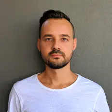 Hör dir Outsource an, schau dir Musikvideos an, lies die Biografie, finde Tourdaten und mehr!