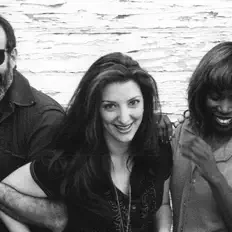 Ακούστε περιεχόμενο από Bootleg, παρακολουθήστε μουσικά βίντεο, διαβάστε το βιογραφικό, δείτε ημερομηνίες περιοδείας, και πολλά ακόμη!